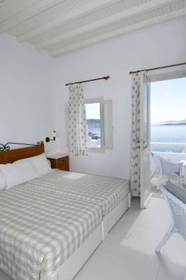 Zimmer im MykonosView Hotel mit Blick auf das Meer und Inseln.