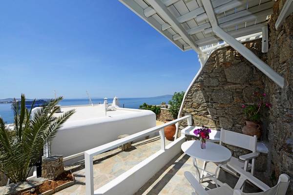 Balkon des MykonosView Hotels mit Blick auf das Meer und eine kleine Insel