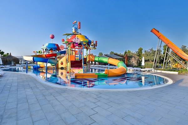 Wasserpark im Saturn Palace Resort mit bunten Rutschen und Pool