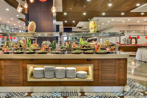 Buffet-Tisch im Saturn Palace Resort mit verschiedenen Speisen, darunter Salate, Früchte und Desserts.