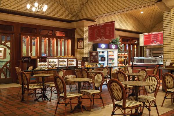 Innenbereich des Paris Las Vegas Hotels mit Cafétischen und Stühlen.