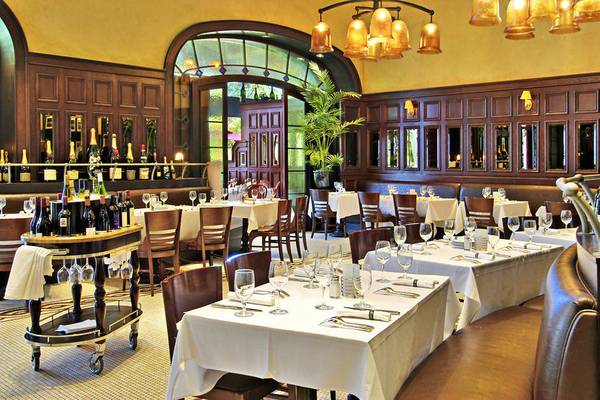 Innenansicht des Restaurants im Paris Las Vegas Hotel mit gedeckten Tischen und Stühlen.