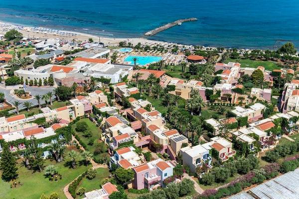 Luftaufnahme des Allsun Hotel Zorbas Village am Strand mit Pool und Gärten