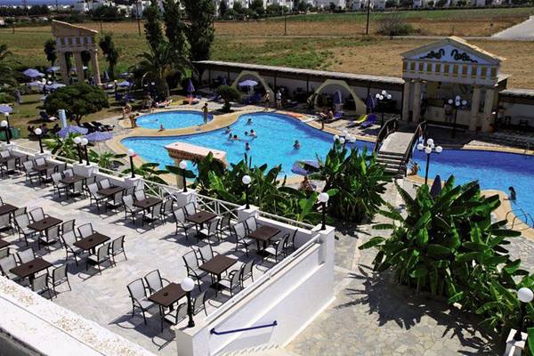 Aussenbereich des Smy Kos Beach & Splash Hotels mit Swimmingpools, Sonnenliegen und Tischen