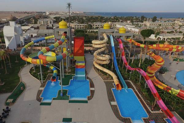 Luftaufnahme des Wasserparks im Ali Baba Palace Hotel mit bunten Rutschen und Wasserbecken.