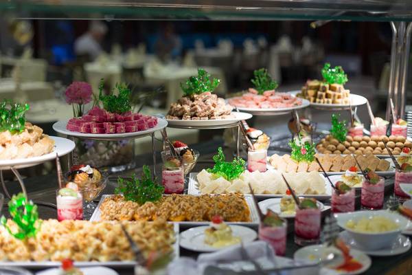 Buffettisch im Ali Baba Palace mit verschiedenen Desserts und Gerichten auf mehreren Etagen.