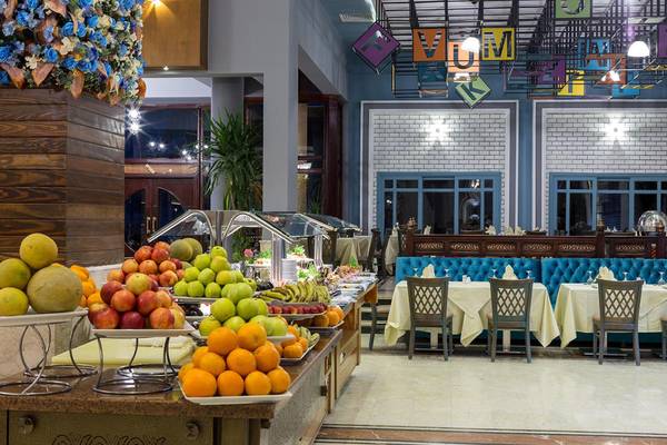 Buffet Tisch im Ali Baba Palace Hotel mit verschiedenen Früchten und Essen.
