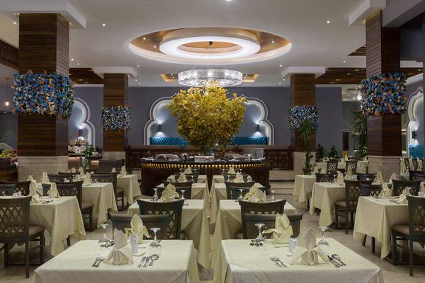 Innenraum des Ali Baba Palast Restaurants mit gedeckten Tischen und zentralem Buffet.