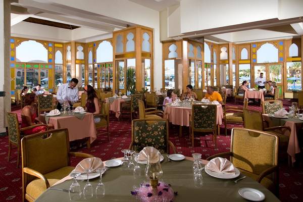 Innenansicht des Restaurants im Ali Baba Palace Hotel mit Gästen an gedeckten Tischen.
