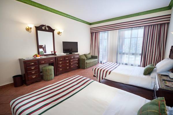 Doppelzimmer im Ali Baba Palast mit zwei Betten, Fernseher, Spiegel und Couch