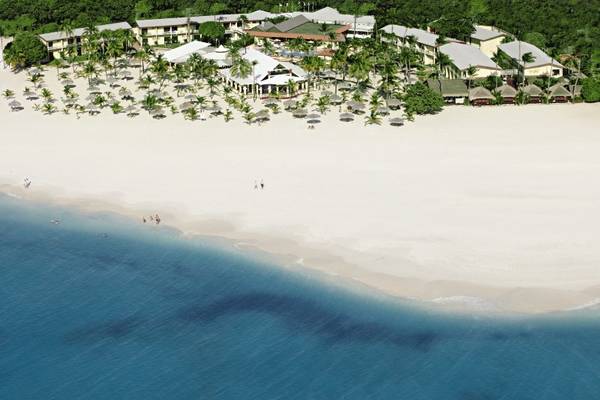 Luftaufnahme des Manchebo Beach Resort & Spa mit weißen Sandstränden und blauem Wasser.