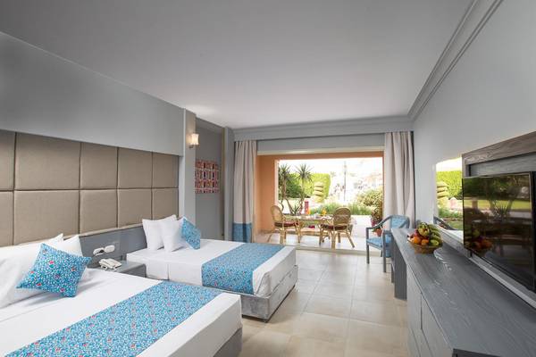 Doppelbett-Zimmer im Ali Baba Palast Hotel mit Terrasse und Gartenblick.
