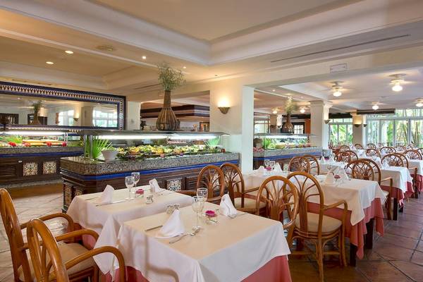 Restaurant des Bluebay Banus Hotels mit gedeckten Tischen und Buffet