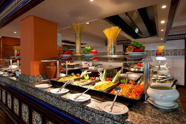 Buffet-Tisch im Bluebay Banus Hotel mit verschiedenen Gerichten und Zutaten.