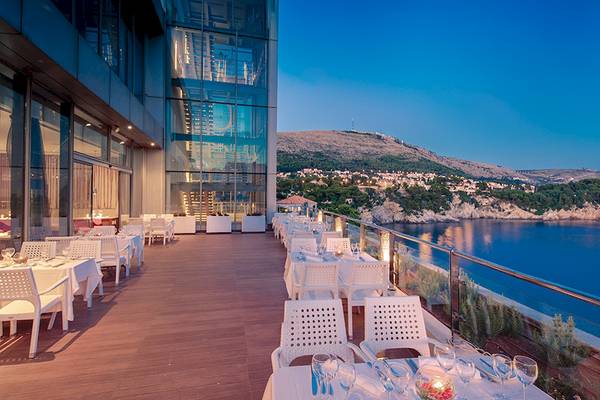 Außenterrasse des Rixos Premium Dubrovnik mit Blick auf das Meer und die Stadt