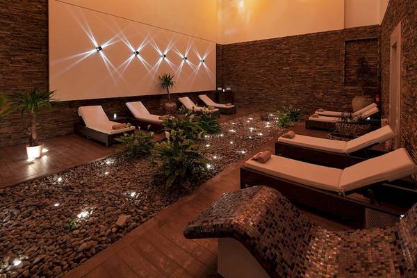 Relaxationsbereich des Rixos Premium Dubrovnik mit mehreren Liegestühlen und Beleuchtung