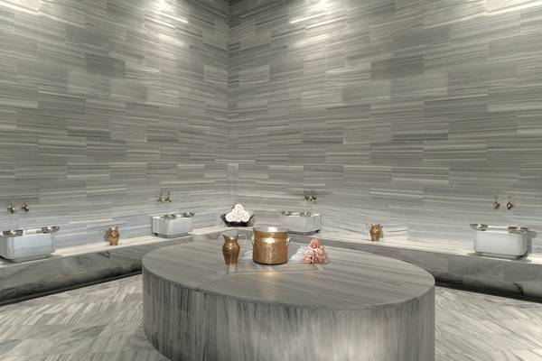 Spa-Bereich im Rixos Premium Dubrovnik mit Marmorwänden und Tisch.