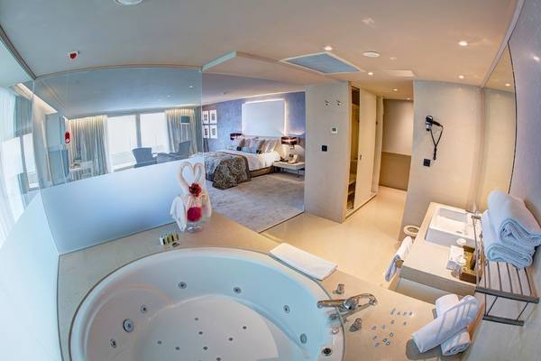 Luxuriöses Badezimmer im Rixos Premium Dubrovnik mit Whirlpool, Doppelbett und Aussicht.