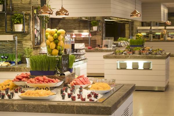 Frühstücksbuffet im Rixos Premium Dubrovnik mit verschiedenen Früchten und Snacks.
