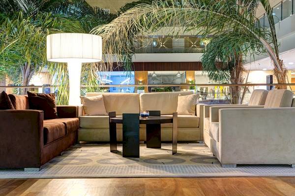 Lobbybereich des Rixos Premium Dubrovnik mit Sofas, Tisch, Lampen und Pflanzen