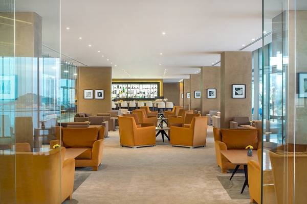 Loungebereich im Rixos Premium Dubrovnik mit gelben Sesseln und Tischen.
