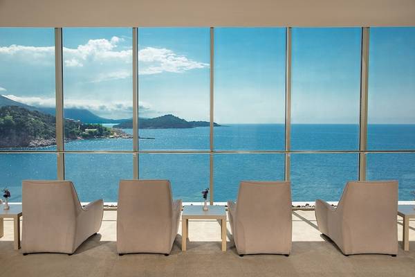 Loungebereich mit Meerblick im Rixos Premium Dubrovnik