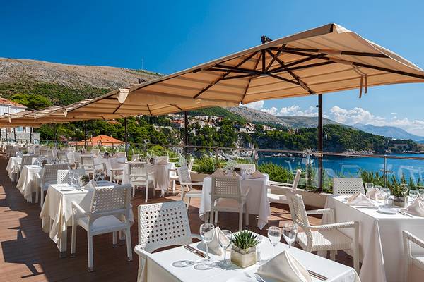 Terrasse des Rixos Premium Dubrovnik Hotels mit Blick auf das Meer