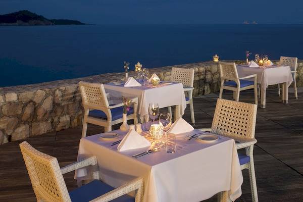 Rixos Premium Dubrovnik Außenbereich mit Tisch und Blick auf das Meer bei Nacht