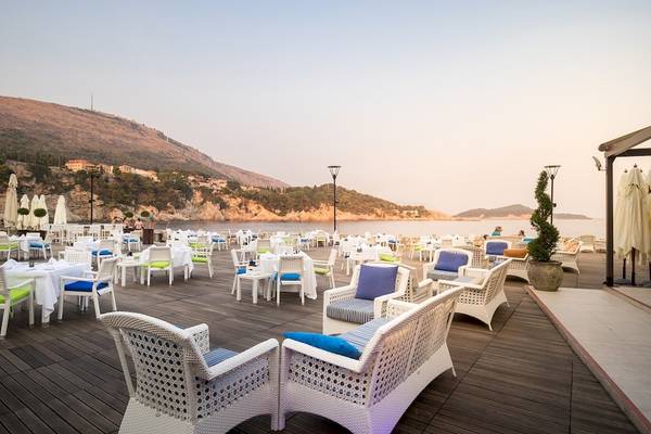 Außenterrasse des Rixos Premium Dubrovnik mit Blick auf das Meer und Berge.