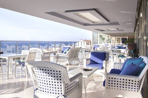 Außenbereich des Rixos Premium Dubrovnik Hotels mit Blick auf das Meer
