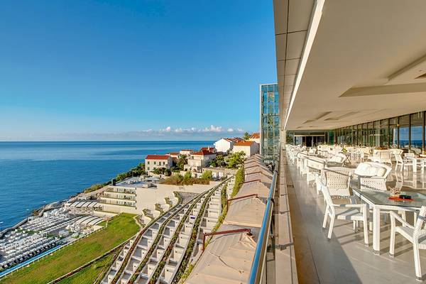 Oberirdische Terrasse des Rixos Premium Dubrovnik mit Blick auf das Meer und die Stadt.