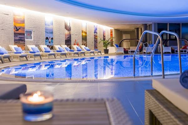 Pool im Rixos Premium Dubrovnik mit Lounge-Sesseln und Kerze.
