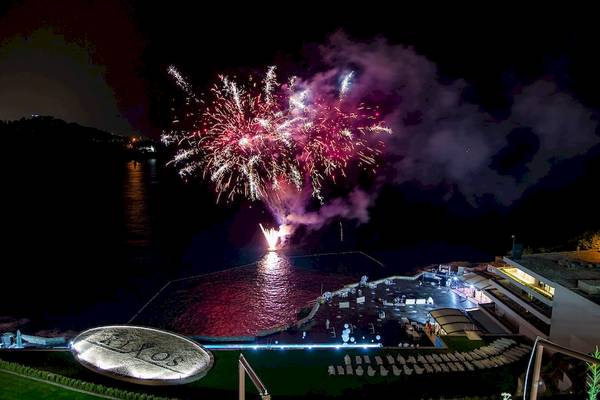 Feuerwerk bei Nacht über dem Wasser mit dem Rixos Premium Dubrovnik Hotel im Hintergrund.