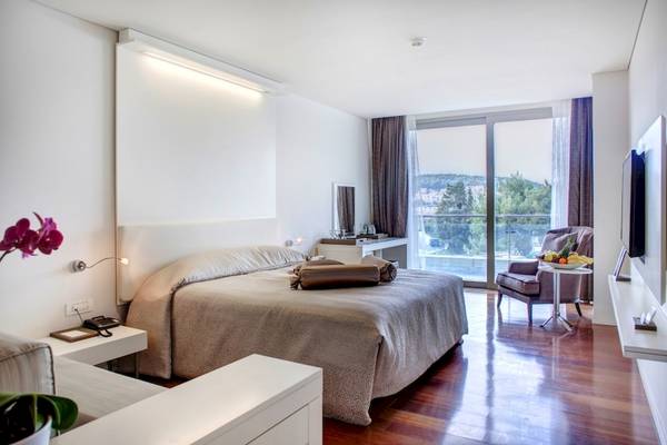 Hotelzimmer mit Balkon im Rixos Premium Dubrovnik mit Blick auf die Stadt