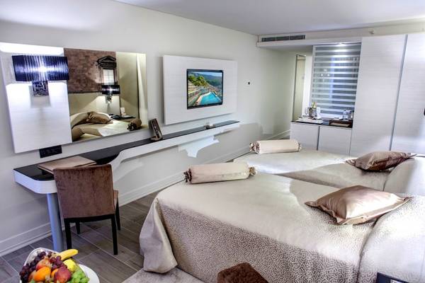 Doppelbett-Zimmer im Rixos Premium Dubrovnik mit moderner Einrichtung und Panoramablick.