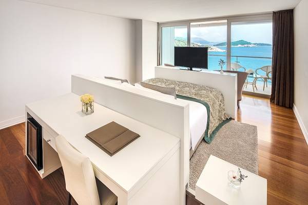 Innenansicht eines Hotelzimmers im Rixos Premium Dubrovnik mit Blick auf das Meer.