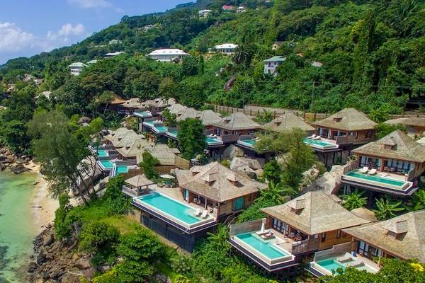 Luftaufnahme des Hilton Seychelles Northolme Resort & Spa mit Blick auf das Meer und die umliegenden Häuser.