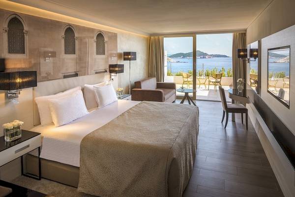 Hotelzimmer im Rixos Premium Dubrovnik mit Blick auf das Meer und ein elegantes Interieur.
