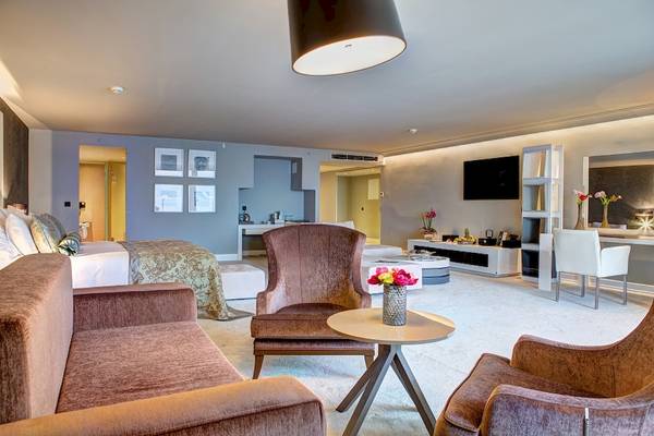 Luxuriöses Hotelzimmer im Rixos Premium Dubrovnik mit modernem Interieur, bequemen Möbeln und einer Aussicht.