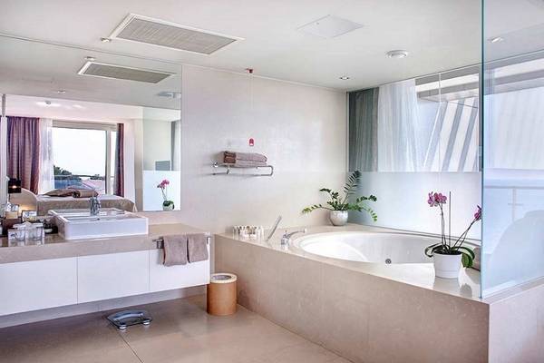 Luxuriöses Badezimmer im Rixos Premium Dubrovnik mit Badewanne, Waschbecken und Pflanzen.