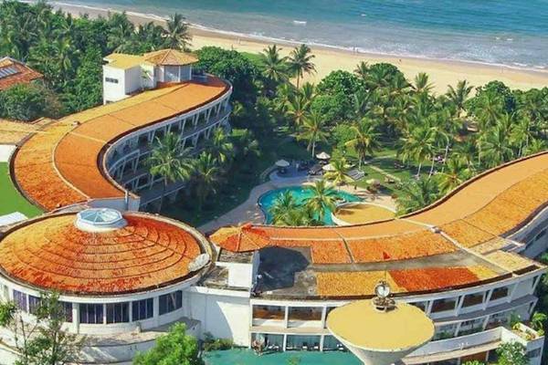 Luftaufnahme des Occidental Eden Beruwala Hotels mit Pool und Meerblick