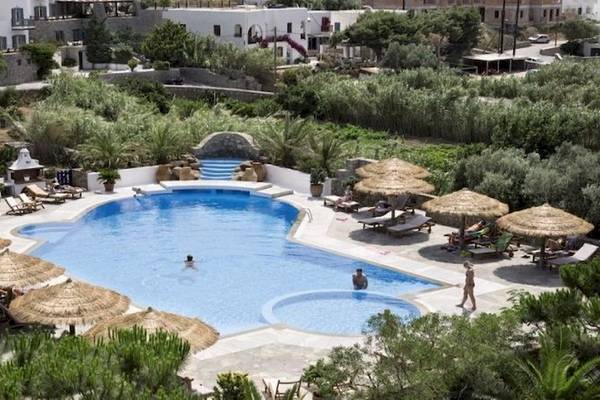 Luftaufnahme des Kamari Hotels mit Swimmingpool, Sonnenliegen und umliegenden Gebäuden.