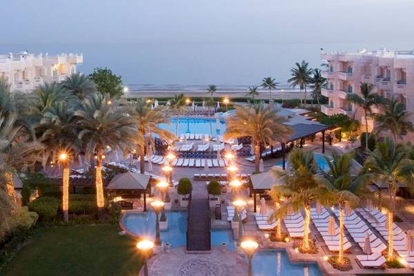 Luftaufnahme des Grand Hyatt Muscat Resorts mit Swimmingpools und Liegebereichen.
