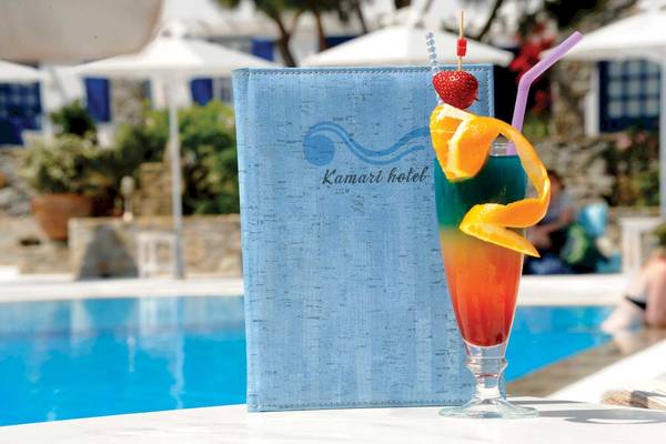Cocktail am Pool neben dem Menü des Kamari Hotels