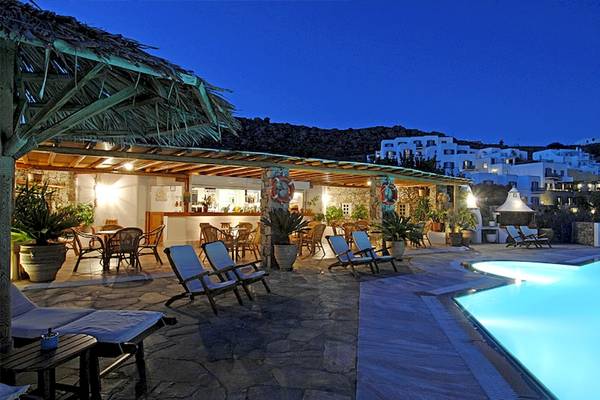 Außenbereich des Kamari Hotels bei Nacht mit beleuchteter Bar und Pool