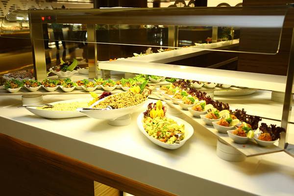 Ein Buffet mit vielen verschiedenen Speisen im Sunmelia Beach Resort Hotel & Spa.