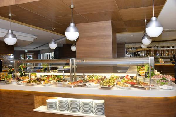 Buffet-Tisch im Hotel-Restaurant mit verschiedenen Gerichten und Salaten.