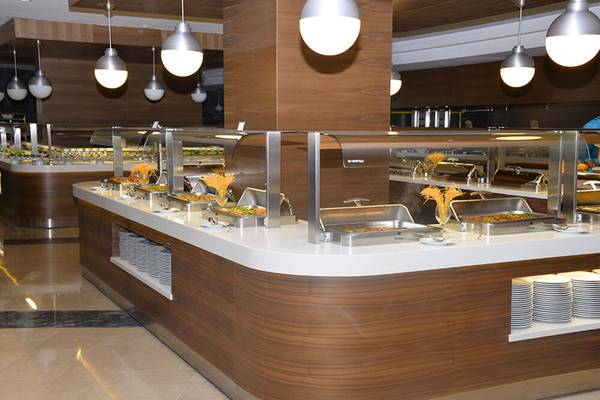 Buffet-Tisch im Speisesaal des Sunmelia Beach Resort Hotel & Spa mit verschiedenen Speisen.