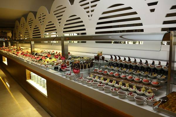 Buffet im Sunmelia Beach Resort Hotel & Spa mit vielen Desserts und Getränken.