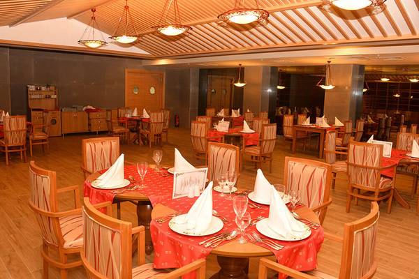 Restaurant des Sunmelia Beach Resort Hotel & Spa mit eingerichteten Tischen und Stühlen